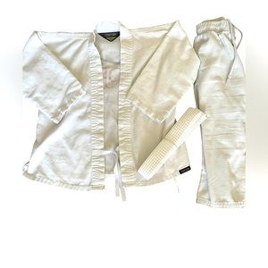 Century 3 piece karate uniform for kids with belt. White. Size : 00. GUC.